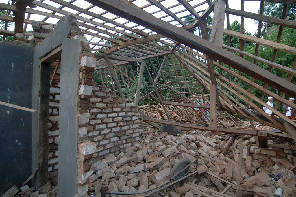 Akibat ledakan tersebut dua anak tewas dan satu orang luka parah. Pemilik rumah sekaligus orang tua dari salah satu korban meninggal langsung diamankan aparat kepolisian untuk dimintai keterangan.