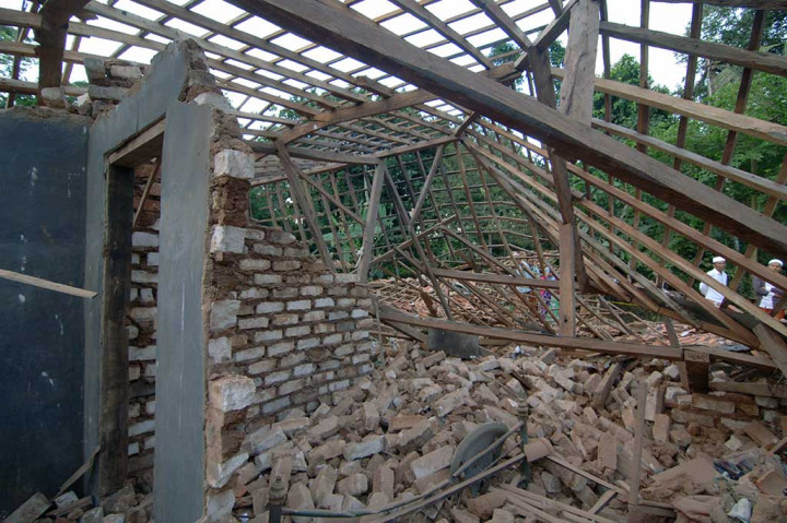 Akibat ledakan tersebut dua anak tewas dan satu orang luka parah. Pemilik rumah sekaligus orang tua dari salah satu korban meninggal langsung diamankan aparat kepolisian untuk dimintai keterangan.