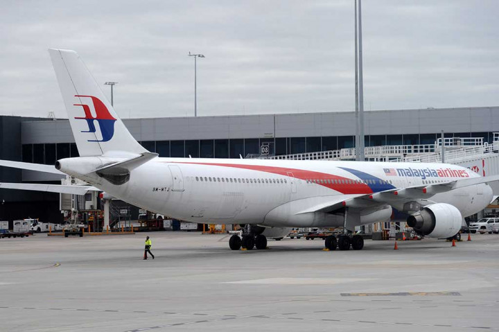 Deputi Menteri Transportasi Malaysia Abdul Aziz Kaprawi mengatakan bahwa penumpang yang diidentifikasi sebagai warga negara Sri Lanka tersebut tampaknya tengah mabuk dan dikuasai oleh awak pesawat dan kemudian ditangkap oleh petugas keamanan bandara.