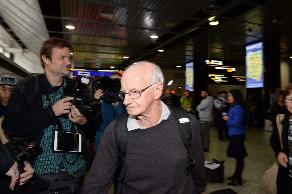 Penumpang melewati bea cukai setelah pesawat Malaysia Airlines MH128 terpaksa kembali mendarat di bandara Melbourne, Australia.