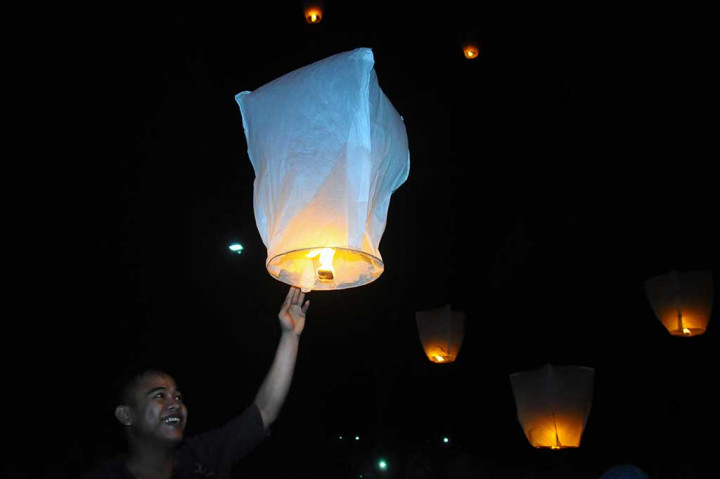 Warga menerbangkan lampion saat doa lintas agama di Boyolali, Jawa Tengah, Rabu (31/5) malam.