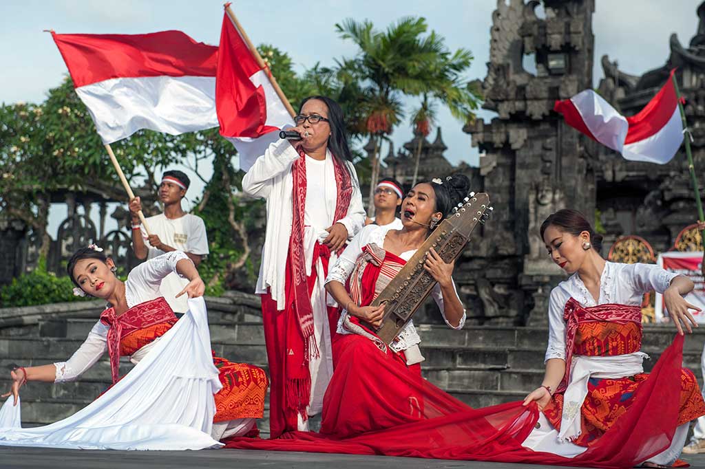 Penyanyi Ayu Laksmi (kedua kanan) dan penyair Cok Sawitri berkolaborasi dalam pementasan Percakapan Langit dan Bumi saat merayakan hari lahir Pancasila di pelataran Monumen Bajra Sandhi, Denpasar, Kamis (1/6/2017).
