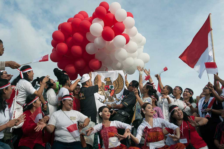 Sejumlah seniman dan warga menari saat melepas balon untuk merayakan hari lahir Pancasila di pelataran Monumen Bajra Sandhi, Denpasar.