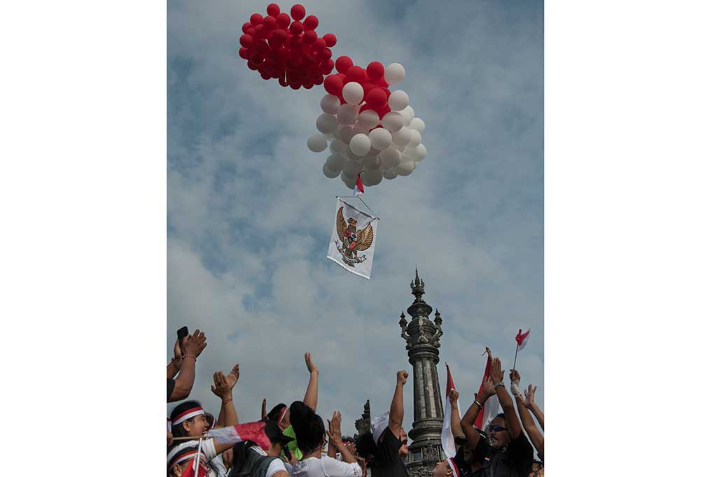 Warga meneriakkan yel-yel saat melepaskan balon untuk merayakan hari lahir Pancasila di pelataran Monumen Bajra Sandhi, Denpasar.