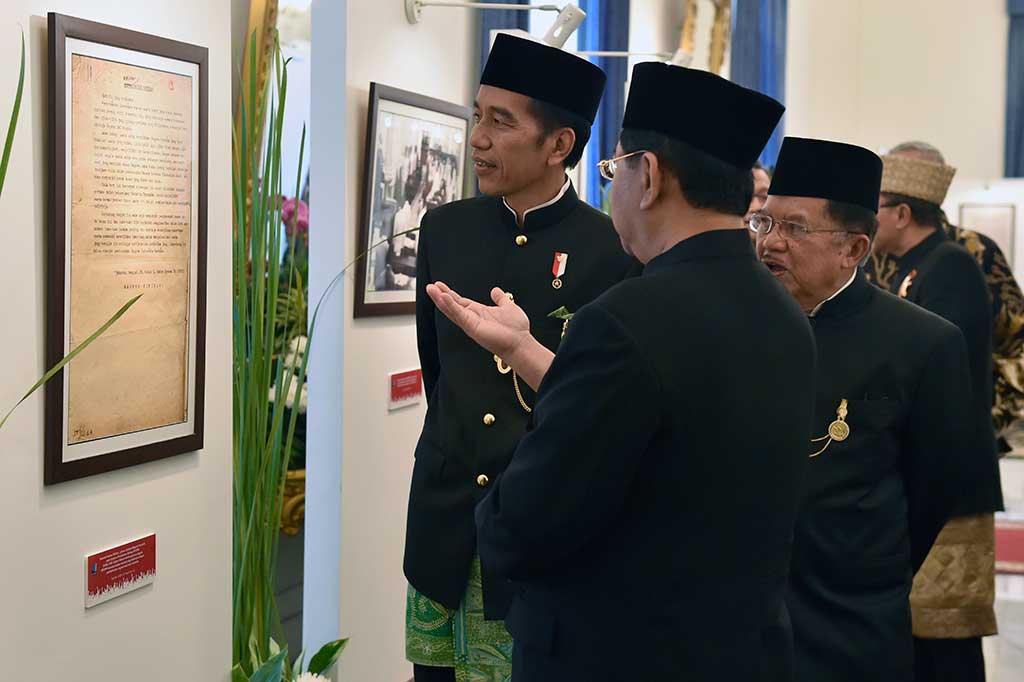 Presiden Jokowi bersama Wapres Jusuf Kalla melihat pameran arsip naskah dan foto dokumentasi di Gedung Pancasila Kementerian Luar Negeri, Jakarta.
