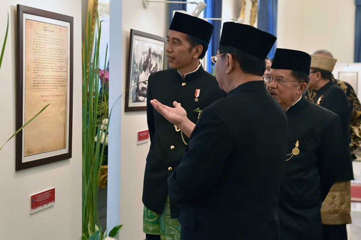 Presiden Jokowi bersama Wapres Jusuf Kalla melihat pameran arsip naskah dan foto dokumentasi di Gedung Pancasila Kementerian Luar Negeri, Jakarta.
