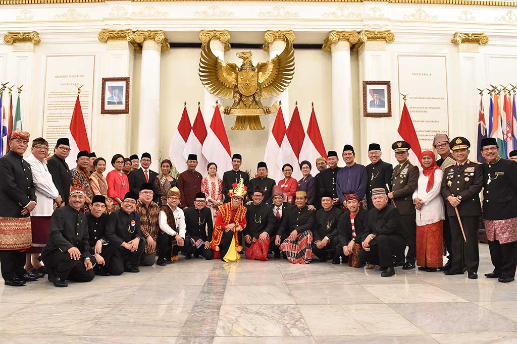 Presiden Jokowi dan Wapres Jusuf Kalla berfoto bersama para Menteri Kabinet Kerja usai peringatan Hari Lahir Pancasila.