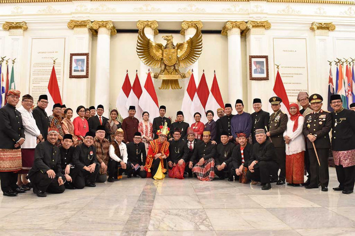 Presiden Jokowi dan Wapres Jusuf Kalla berfoto bersama para Menteri Kabinet Kerja usai peringatan Hari Lahir Pancasila.