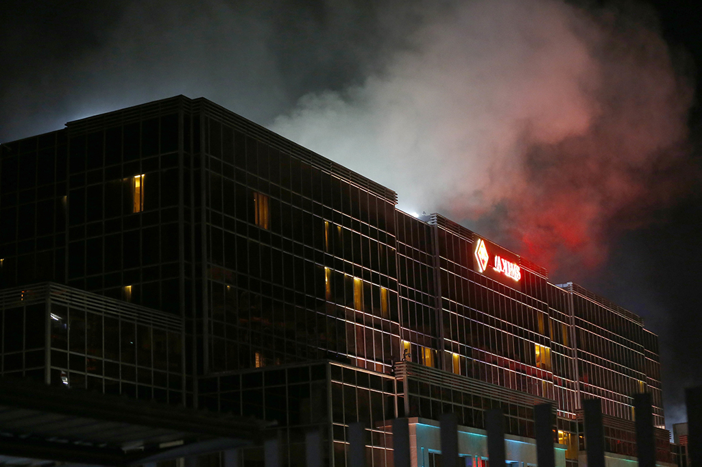 Saksi mata menyebut terdengar dua tembakan dan terlihat kepulan asap tebal di lantai atas hotel.