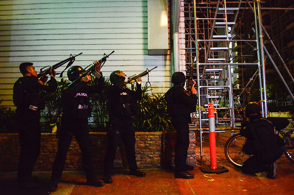Tim buru sergap atau SWAT yang dilengkapi senjata dan jaket antipeluru dikerahkan ke lokasi kejadian. 
