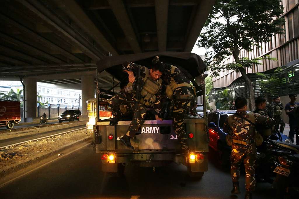 Sebelumnya ISIS sempat mengklaim sebagai pihak yang bertanggung jawab dalam serangan tersebut. Namun, polisi menegaskan aksi itu bukan serangan teroris melainkan hanya aksi perampokan.