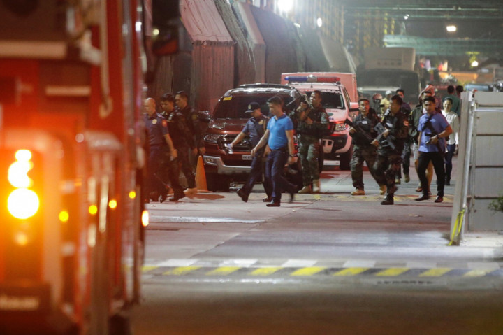 Kepolisian Filipina mengumumkan pelaku tewas bunuh diri dengan membakar tubuhnya setelah terkepung oleh polisi.