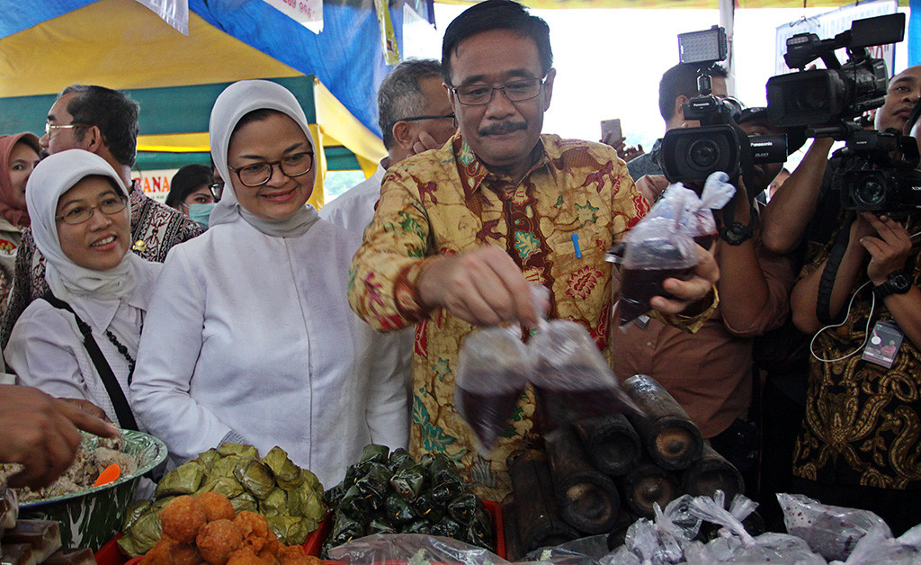 Pelaksana Tugas (Plt) Gubernur DKI Jakarta Djarot Syaiful Hidayat melakukan sidak takjil bersama Badan Pengawas Obat dan Makanan (BPOM) Republik Indonesia di Pasar Bendungan Hilir (Benhil), Jakarta Pusat. 