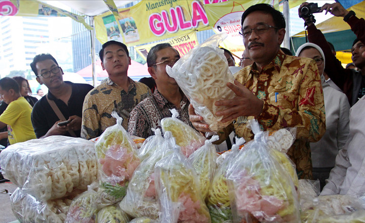 Dalam sidaknya, Djarot sempat sedikit berbelanja makanan untuk berbuka puasa. 