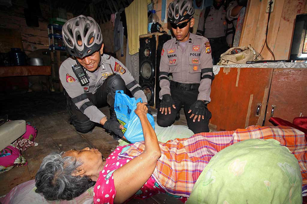 Polisi Bagikan Paket Ramadan untuk Warga Kurang Mampu