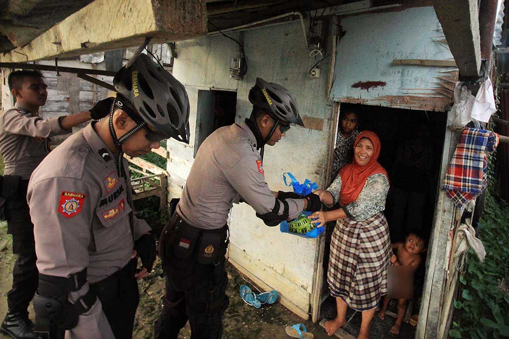 Polisi Bagikan Paket Ramadan untuk Warga Kurang Mampu