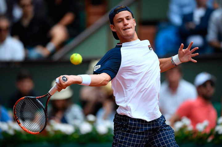 Schwartzman berusaha mengembalikan bola ke arah Djokovic.