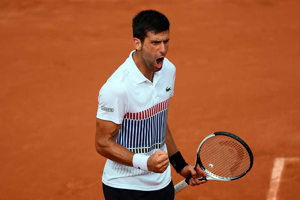 Djokovic melakukan selebrasi usai menundukkan Schwartzman, sekaligus melaju ke babak 16 besar Prancis Terbuka.