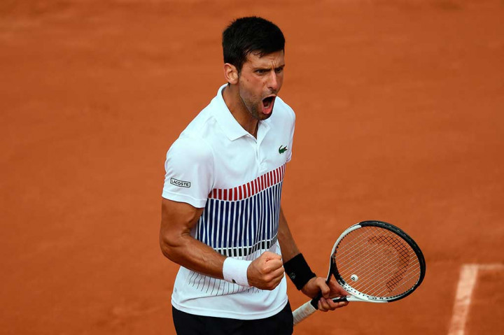 Djokovic melakukan selebrasi usai menundukkan Schwartzman, sekaligus melaju ke babak 16 besar Prancis Terbuka.