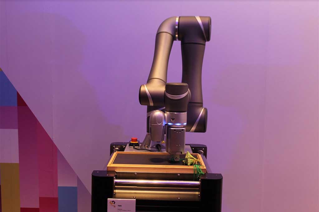 Peserta Computex 2017 memamerkan salah satu robot yang dirancang untuk industri.