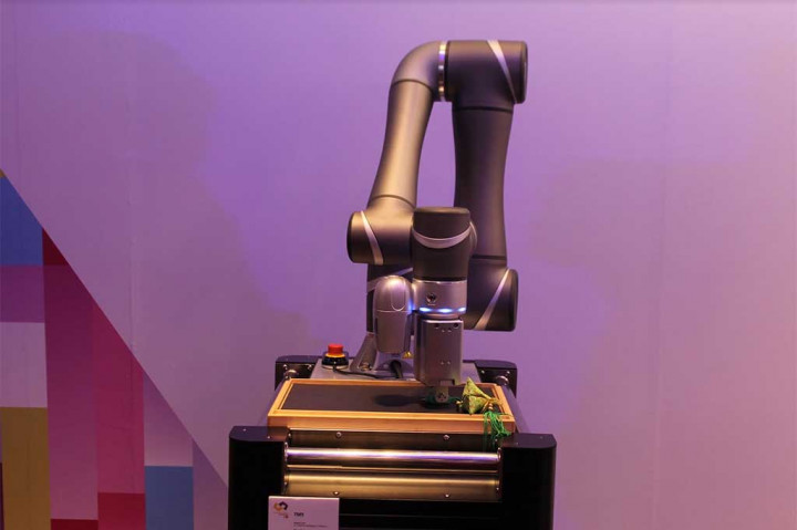 Peserta Computex 2017 memamerkan salah satu robot yang dirancang untuk industri.