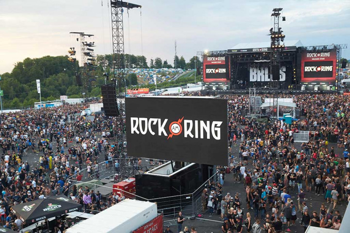Ribuan pengunjung meninggalkan lokasi festival musik Rock am Ring di Nuerburg, Jerman.