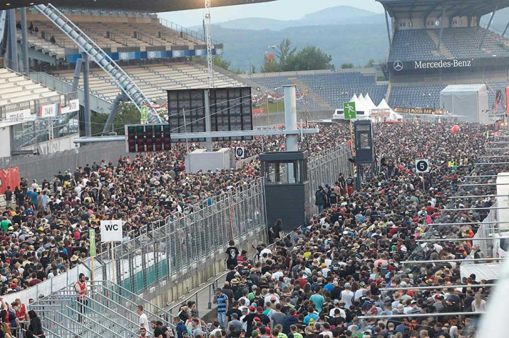 Ribuan penggemar meninggalkan festival musik Rock am Ring dengan tertib.