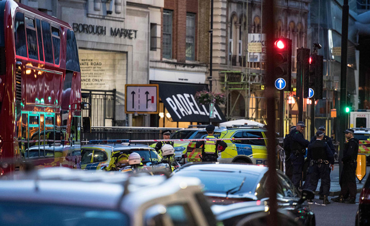 Serangan mobil van yang sengaja menabraki para pejalan kaki diketahui berbarengan dengan adanya serangan terhadap sejumlah pejalan kaki dengan senjata tajam.