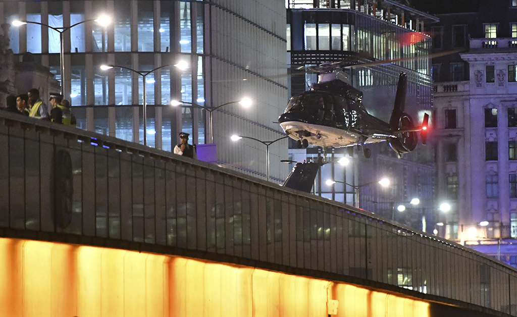 Saat ini, lokasi tersebut tengah disterilkan. Sementara itu, Stasiun Kereta Api London Bridge untuk sementara ditutup. 