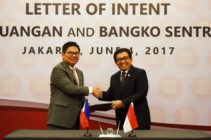 Penandatanganan LoI dilakukan Ketua Dewan Komisioner OJK Muliaman D. Hadad dengan Gubernur BSP Amando M. Tetangco di Opal Room.