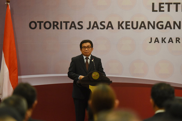 Ketua Dewan Komisioner Otoritas Jasa Keuangan (OJK) Muliaman D. Hadad memberikan sambutan.