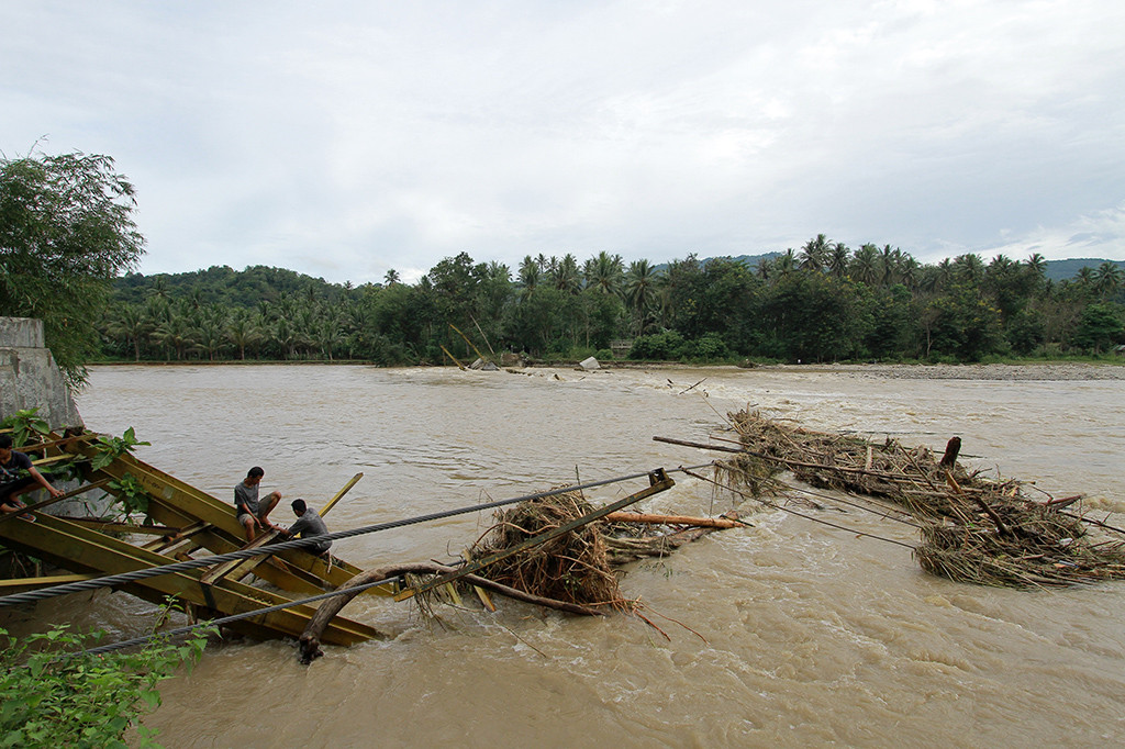 Jembatan Bondauna di Gorontalo Ambruk Akibat Banjir