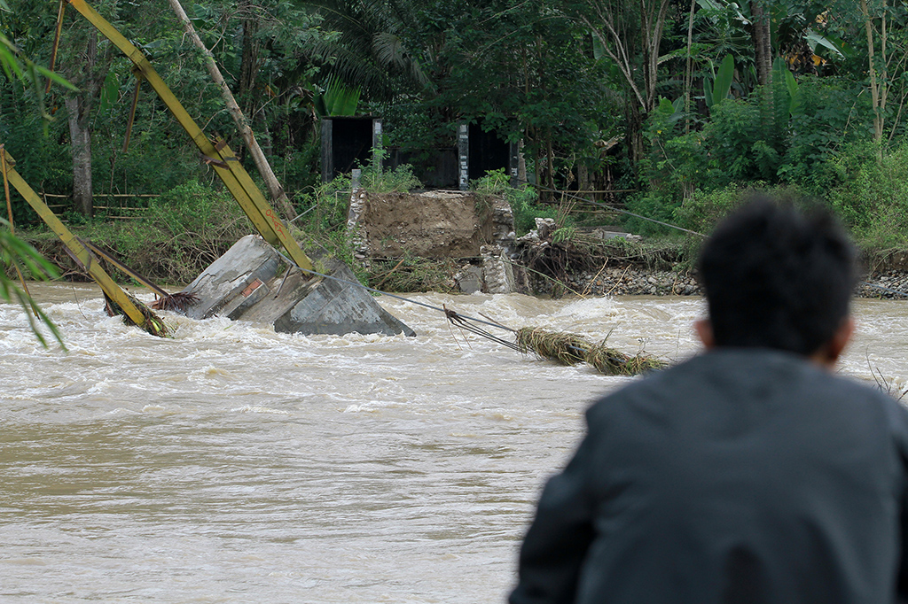 Jembatan Bondauna di Gorontalo Ambruk Akibat Banjir