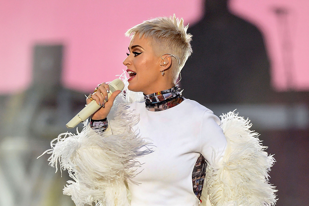 Penyanyi Katy Perry tampil membawakan lagu dalam konser amal bertajuk