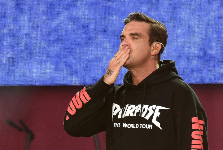 Penyanyi Robbie Williams tampil membawakan lagu dalam konser amal bertajuk