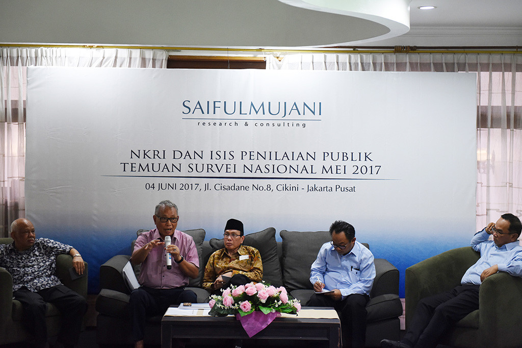 Pendiri Saiful Mujani Research and Consulting (SMRC) Saiful Mujani bersama Guru Besar UIN Syarif Hidayatullah Azyumardi Azra, Guru Besar UI Tamrin Amal Tomagola, Rais Syuriyah PBNU Masdar Farid Mas'udi dan Sekjen PP Muhammadiyah Abdul Mu'timenjadi pembicara saat rilis hasil survei terkait NKRI dan ISIS di Jakarta, Minggu (4/6).