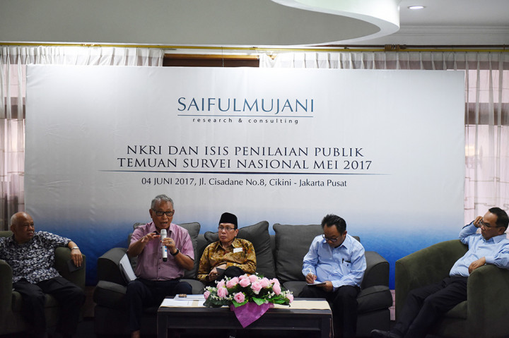 Pendiri Saiful Mujani Research and Consulting (SMRC) Saiful Mujani bersama Guru Besar UIN Syarif Hidayatullah Azyumardi Azra, Guru Besar UI Tamrin Amal Tomagola, Rais Syuriyah PBNU Masdar Farid Mas'udi dan Sekjen PP Muhammadiyah Abdul Mu'timenjadi pembicara saat rilis hasil survei terkait NKRI dan ISIS di Jakarta, Minggu (4/6).