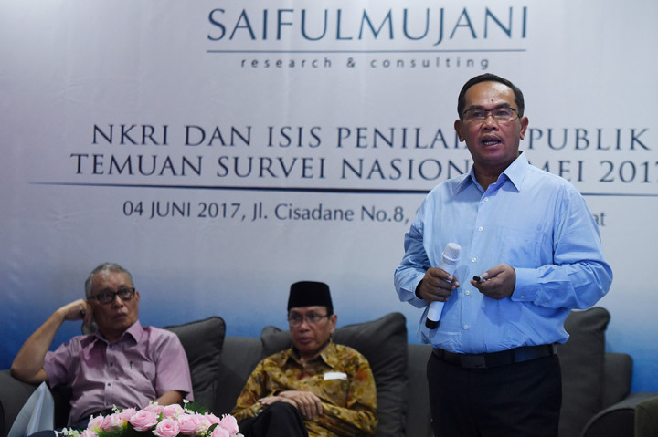 Pendiri Saiful Mujani Research and Consulting (SMRC) Saiful Mujani menjelaskan hasil survei lembaganya saat rilis hasil survei terkait NKRI dan ISIS.