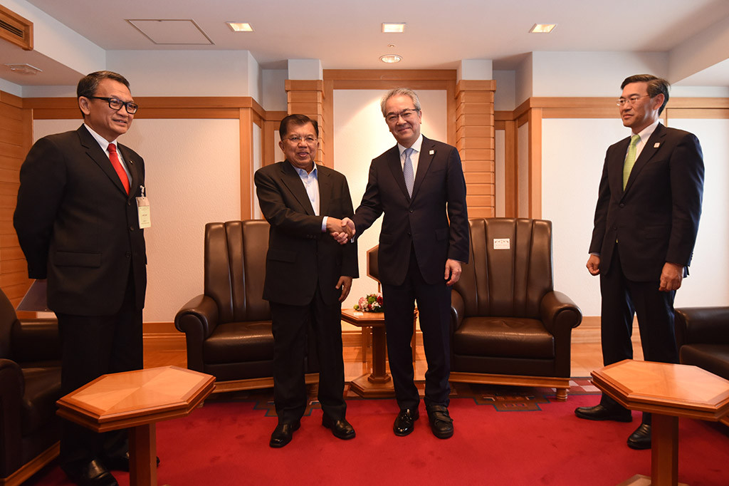 Wakil Presiden Jusuf Kalla bertemu dengan President dan CEO Sumitomo Mitsui Banking Corporation (SMBC) Makoto Takashima setelah pertemuan di Tokyo, Jepang, Senin (5/6/2017).