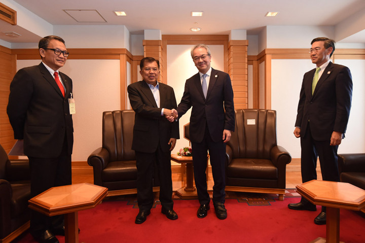 Wakil Presiden Jusuf Kalla bertemu dengan President dan CEO Sumitomo Mitsui Banking Corporation (SMBC) Makoto Takashima setelah pertemuan di Tokyo, Jepang, Senin (5/6/2017).