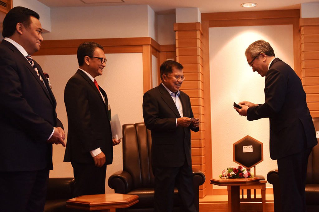 Wakil Presiden Jusuf Kalla yang didampingi Duta Besar Indonesia untuk Jepang Arifin Tasrif dan Utusan Khusus Presiden Bidang Investasi Jepang Rachmat Gobel  berbincang dengan President dan CEO Sumitomo Mitsui Banking Corporation (SMBC) Makoto Takashima dalam pertemuan di Tokyo, Jepang.