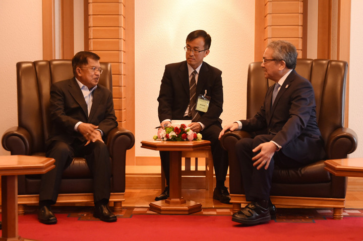 Wakil Presiden Jusuf Kalla berbincang dengan President dan CEO Sumitomo Mitsui Banking Corporation (SMBC) Makoto Takashima.