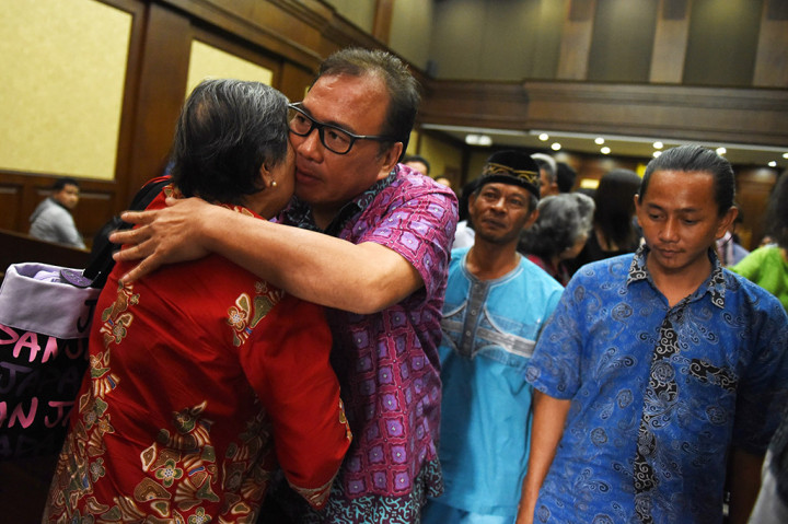 Terdakwa kasus suap Hakim MK, Basuki Hariman memeluk kerabatnya usai menjalani sidang dengan agenda pembacaan dakwaan di Pengadilan Tipikor Jakarta.