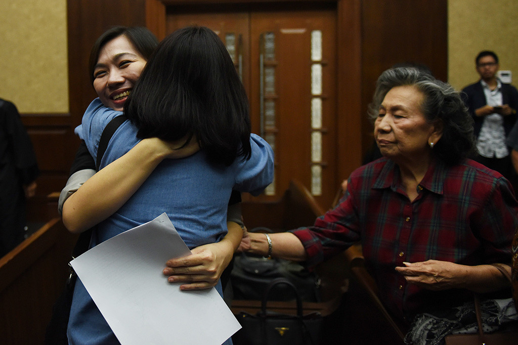 Terdakwa kasus suap Hakim MK, Ng Fenny memeluk kerabatnya usai menjalani sidang dengan agenda pembacaan dakwaan di Pengadilan Tipikor Jakarta.