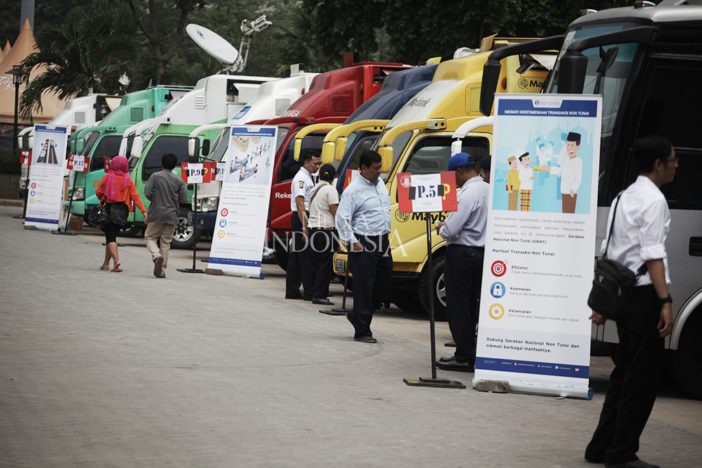 Sebanyak 13 perbankan membuka kesempatan bagi para warga ibu kota yang ingin menukarkan uang pecahan kecil, mulai hari ini di lapangan Monas, Jakarta.