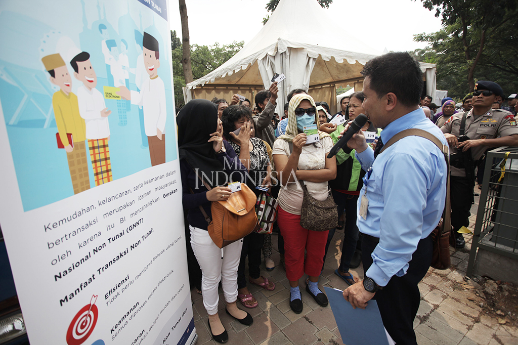 Setiap warga boleh menukarkan uang dengan batasan maksimal transaksi Rp 3,7 juta per hari dengan membawa kartu identitas (KTP).