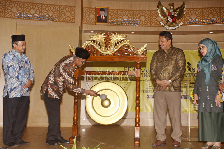 Ketua Umum Muhammadiyah Haedar Nashir didampingi Sekretaris PP Muhammadiyah Abdul Mu'ti, Rektor Universitas Muhammadiyah Jakarta Syaiful Bakhri dan Ketua Kordinator Aisyiyah DKI Jakarta Masyitoh Chusnan secara simbolis memukul gong membuka acara Pengkajian Ramadan Pimpinan Pusat Muhammadiyah di Universitas Muhammadiyah Jakarta.