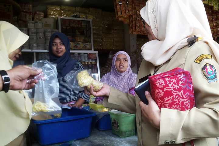 Disperindag dan Polres Temanggung Gelar Sidak Produk Kadaluarsa