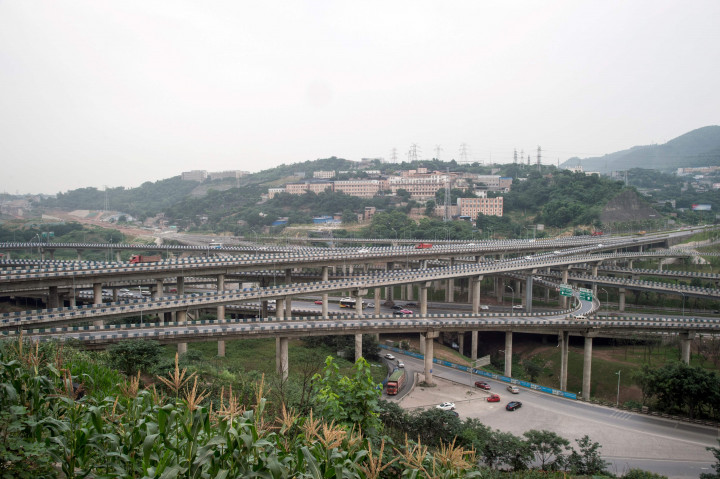 Jalan tol susun ini berada di Chongqing yang merupakan pemukiman urban. Sama seperti di Indonesia, masalah kemacetan lalu lintas di sana sangat dikeluhkan warga.