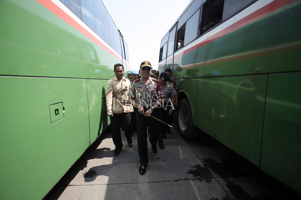 Kapolda Metro Jaya Irjen Pol M Iriawan saat melakukan pengecekan jalur mudik lebaran di Terminal Kali Jaya, Cikarang, Bekasi